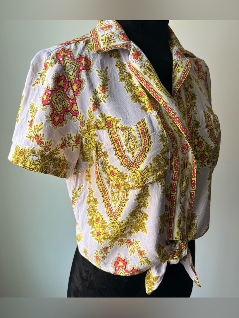 Women’s Yellow & Pink Paisley Tie-Front Short Sleeve Top - US 6 - Picture 2 of 8